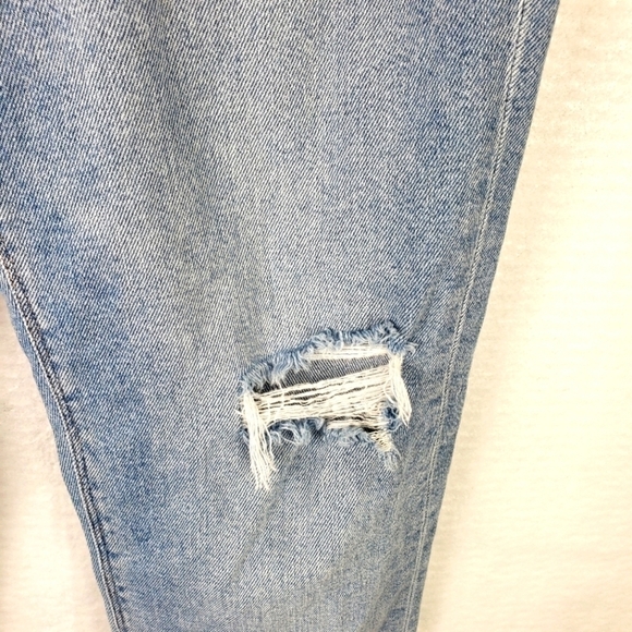 American Eagle Stretch Distressed Light Wash Mom Jeans Size 6 - Picture 10 of 13